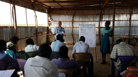 Gestandene Fachleute wieder auf der Schulbank: Im Sudan unterrichtete Anne Dicks lokale Polizeikräfte
