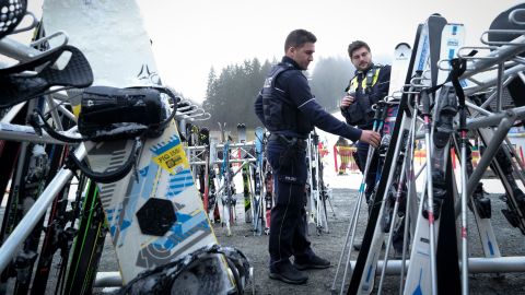 Blick auf die Bretter: Nicht selten werden im Wintersportgebiet kostbare Skier gestohlen.