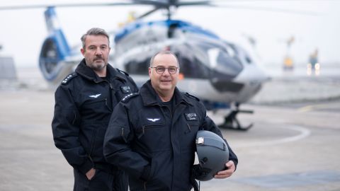 Die Modernisierung erfreut den Testpiloten Stephan Augustin (vorn) und den Technischen Leiter Thorsten Voß. 