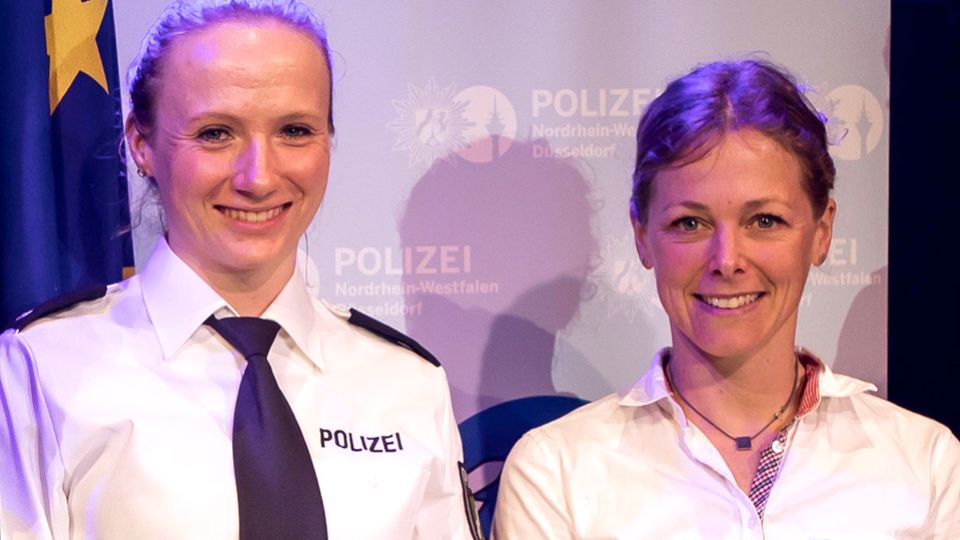 IM Bild Mannschaft des Jahres 2017 Polizeikommissarin Sara Baumann (links), Polizeioberkommissarin Rike Westermann (rechts) und Polizeikommissarin Mareike Walkenhorst (nicht auf dem Foto)